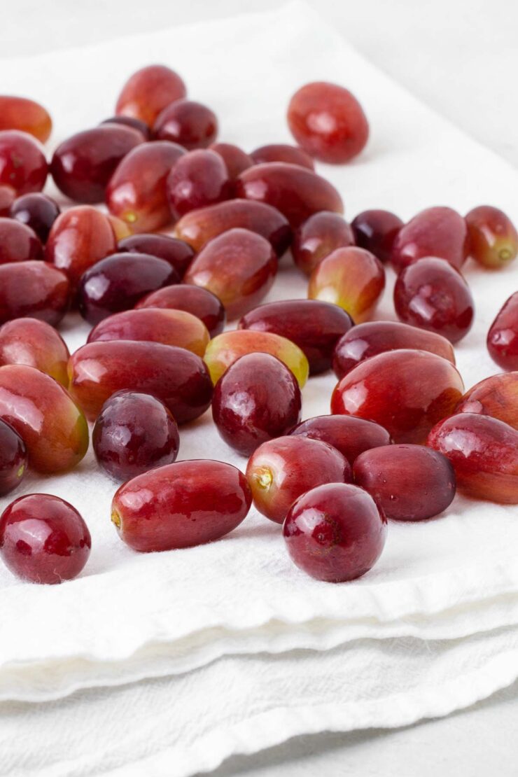 Fresh grapes on a white dish cloth.