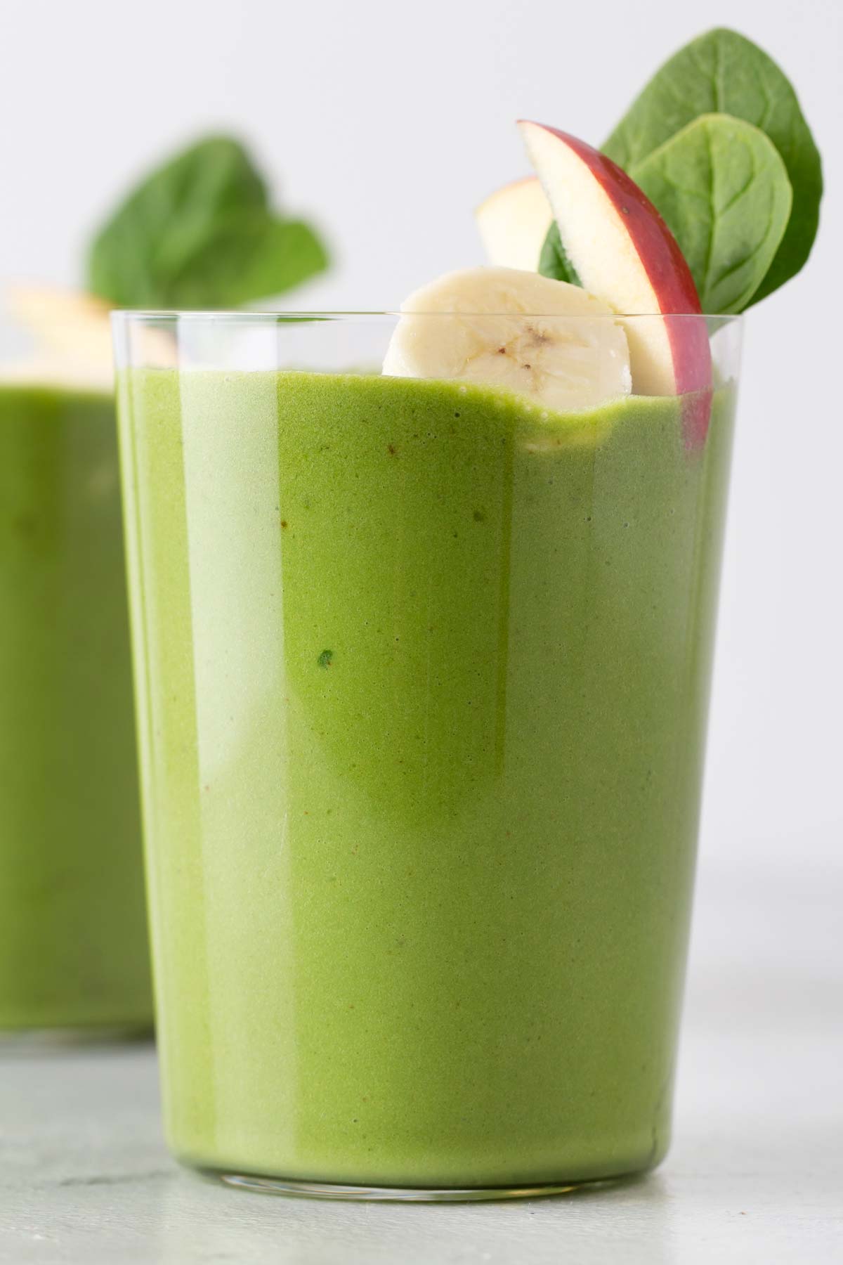 Easy green smoothie in a glass.