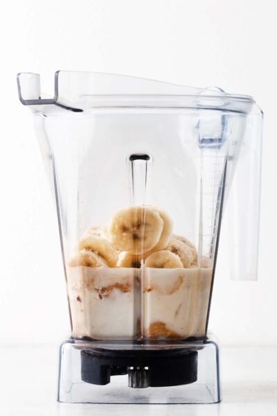 Bananas, graham crackers, marshmallow fluff, milk and cocoa powder in a blender.